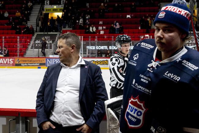 Kimmo Hollmén vaihtaa kaukalon laidalta lentopallokentän reunalle.