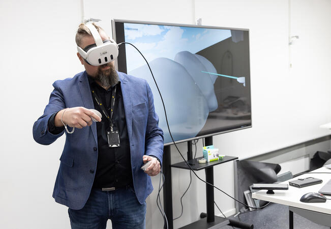 Johannes Halttu opettaa hammastekniikan opiskelijoita virtuaalitodellisuudessa.