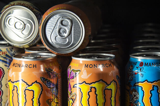 Energiajuomat ilmestyvät Alkon hyllyille 25. maaliskuuta alkaen kokeiluluonteisesti .