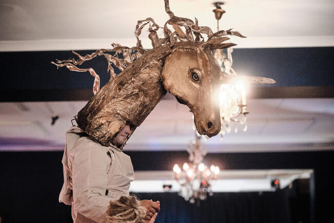 Esitys sisältää voimakasta ääntä ja videokuvaa, tuhansia pallomeripalloja, vesi- ja tulielementin sekä moottorisahan.