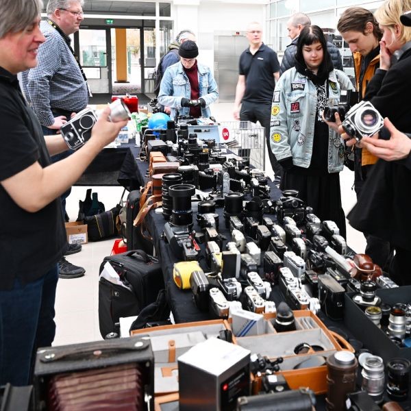 Vintage-kamerakirppis kerää yhteen alan harrastajia, asiantuntijoita ja myyntipöytiä. 