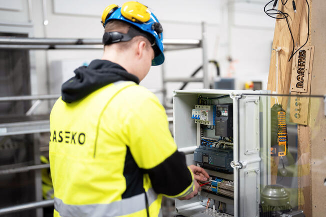 Sähkö- ja automaatioala on vuodesta toiseen yksi Rasekon suosituimmista koulutuksista.