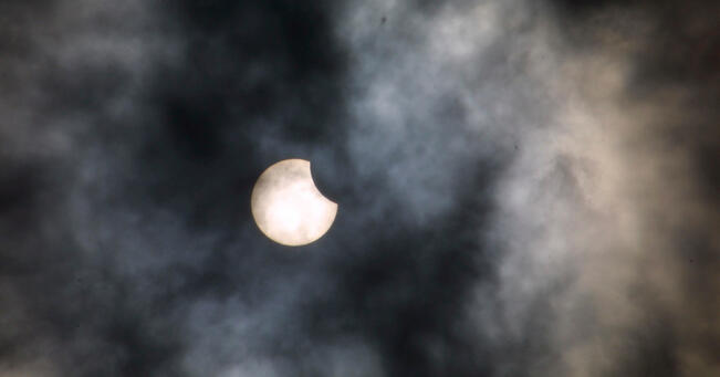 Auringonpimennys nähdään silloin, kun Kuu menee radallaan Maasta katsottuna Auringon eteen. 