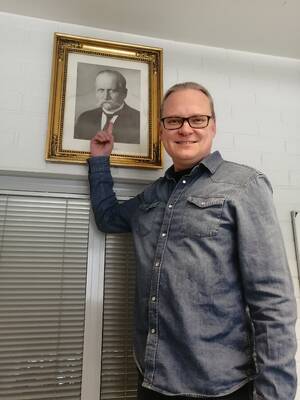 Historian, yhteiskuntaopin ja uskonnon lehtorin Jussi Hirsikosken luokan seinältä löytyy presidentti Kyösti Kallion valvova katse. Kuntavaalien äänestysprosentti jää aina alhaisemmaksi kuin presidentinvaalien, vaikka kunnissa ratkaistaan eniten omaan arkeen vaikuttavia asioita. Näistä puhutaan myös Hirsikosken tunneilla.