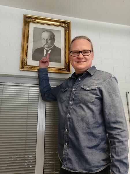 Historian, yhteiskuntaopin ja uskonnon lehtorin Jussi Hirsikosken luokan seinältä löytyy presidentti Kyösti Kallion valvova katse. Kuntavaalien äänestysprosentti jää aina alhaisemmaksi kuin presidentinvaalien, vaikka kunnissa ratkaistaan eniten omaan arkeen vaikuttavia asioita. Näistä puhutaan myös Hirsikosken tunneilla.