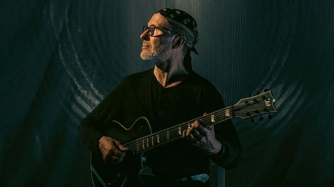 Peter Lerche soittaa Turku Jazz Orchestran solistina Sigyn-salissa.  