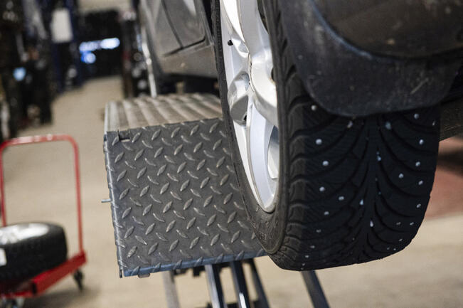 Tarkista ja kiristä pultit 100–150 kilometrin ajon jälkeen.