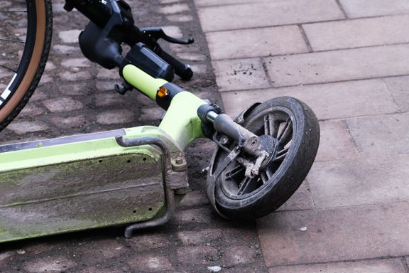 Osa sähköpotkulaudoista tulee liikennevakuuttaa. Vakuutusta ei kuitenkaan ole otettu kaikille niille laudoille, joilla se pitäisi olla. 
