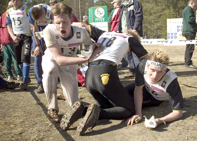 Turun Metsänkävijät on ollut monessa mukana satavuotisen taipaleensa aikana. Seuran suunnistajat Manu Mutka (vas.), Mårten Boström ja Sami Hämälistö hakivat tukea toisistaan Paimiossa vuonna 2005.