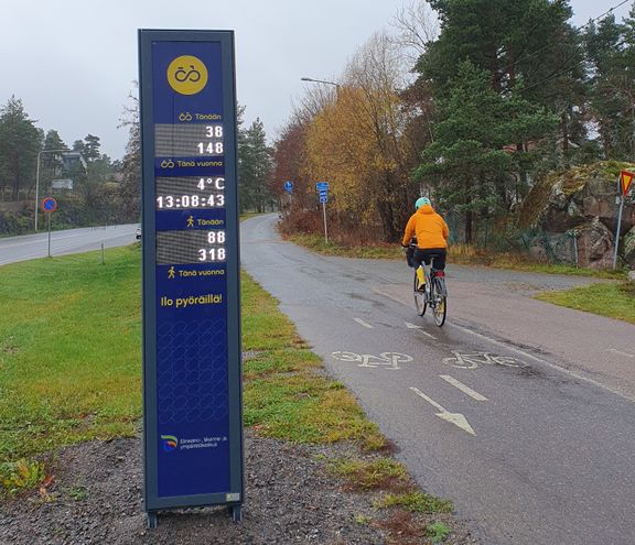Laskentapiste toteemilla Naantalin Ukko-Pekan sillalla.