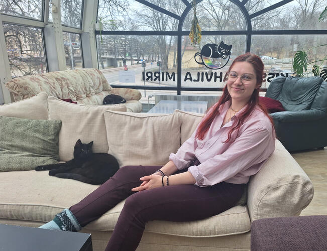 Iris Lainesteen Keiju-kissa on omistajansa mukaan Kissakahvila Mirrin stara, joka nauttii eniten suosiosta. Taustalla nukkuva yli kymmenvuotias Mirri arvostaa enemmän omaa tilaa.