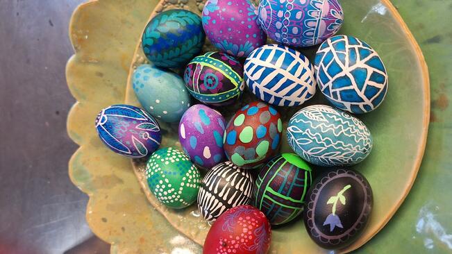 Vimman munapajassa tehdään koristemunia vahabatiikkitekniikalla. 