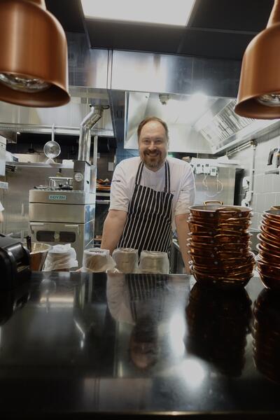 Simo Hallikainen valmistui kokiksi 23 vuotta sitten