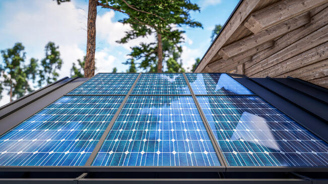 Monet ovat asennuttaneet kesämökilleen aurinkopaneelit. 