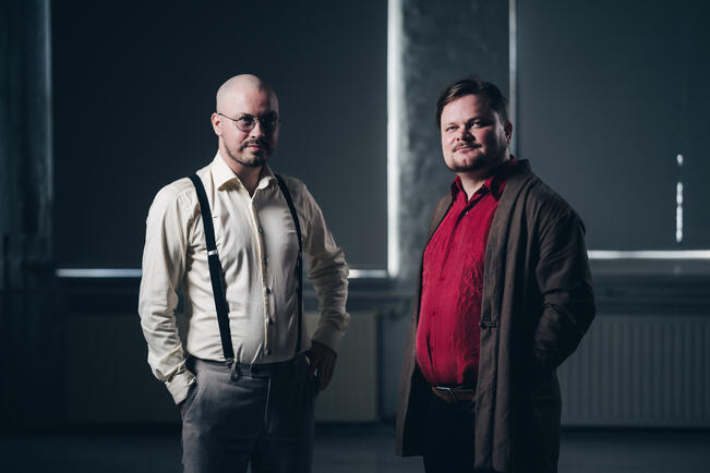 Tuomas Mustikainen ja Jussi Sudenlehti tuntevat toisensa pitkältä ajalta. Vaiennut kaupunki on heidän ensimmäinen yhdessä kirjoittamansa kirja. 