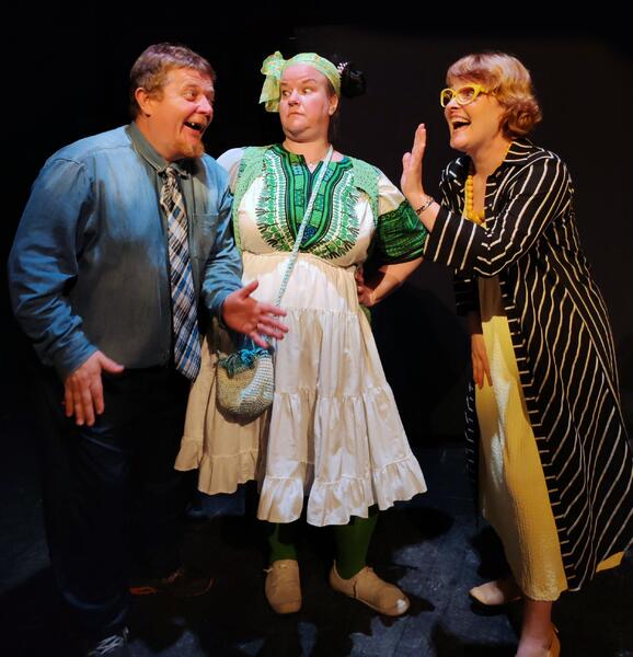 Aviomies Jyrki (vas., Marko Pekkarinen) häpeää kaikkea ja vaimo Saara (Mira Lattu) ei mitään. Terapeutti Maiju Bökkerman (Merita Seppälä) koittaa eheyttää murenevan parisuhteen.