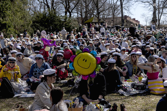 Vartiovuorenpuistossa on jälleenperinteinen vappupiknik. Kuva on viime vuodelta.