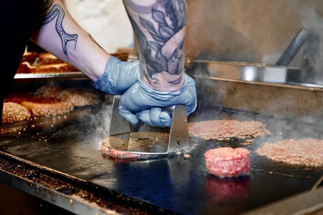 Smash-paistotekniikassa liha prässätään tulikuumaa parilaa vasten.