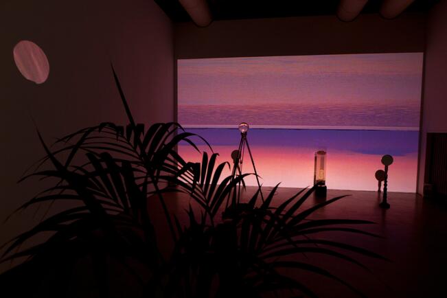 Installaatio Lilli Haapalan videoteoksesta Tutkimusmatkoja (paikkoihin joita ei ole). 
