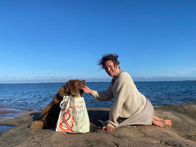 Emmi Pesonen ja lapinkoira Mamet viihtyvät hyvin meren äärellä.