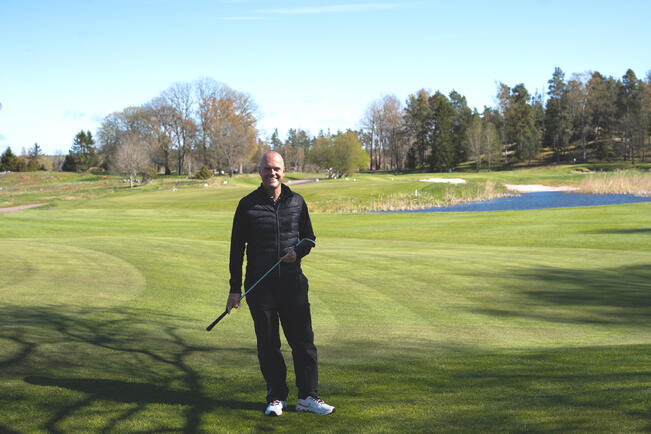 Golfkausi alkaa Ahvenanmaalla toukokuussa, ja jatkuu usein aina lokakuun loppupuolelle. Kuvassa Ålands Golfklubin toimitusjohtaja Björn Wennström.
