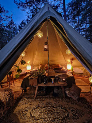 Glamping-teltan upea sisustus on suunniteltu  Brännskärin oman tiimin voimin.