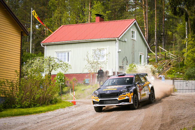 Esapekka Lappi ja kartanlukija Enni Mälkönen ajoivat SM Red Devil Länsirannikon Rallin ykkösiksi Turussa.
