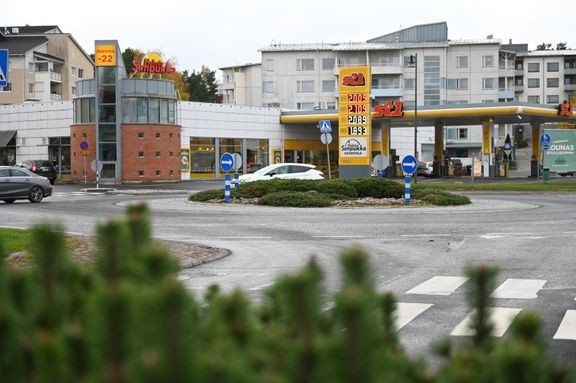 Moottorik&#228;ytt&#246;isell&#228; ajoneuvolla ajo kielletty -liikennemerkkej&#228; lis&#228;kilpineen esitet&#228;&#228;n sijoitettavaksi J&#228;rvel&#228;ntien kiertoliittym&#228;n yhteyteen, josta ajorajoitusalue alkaa.  
