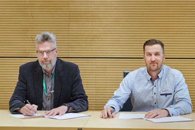 Timo Oja ja aluejohtaja Ville Raitanen olivat allekirjoittamassa Myllypellon sopimusta keskiviikkona.