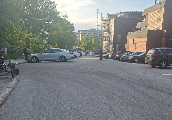 Paavo Nurmen puistotiellä näkyy syksyllä 2026 valmistuvan Fuugan rakennustyöt.