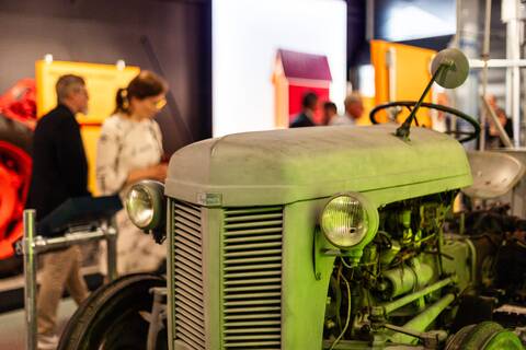 Sarka-museossa pääsee kruisailemaan vanhalla traktorilla virtuaalimaailmassa. 
