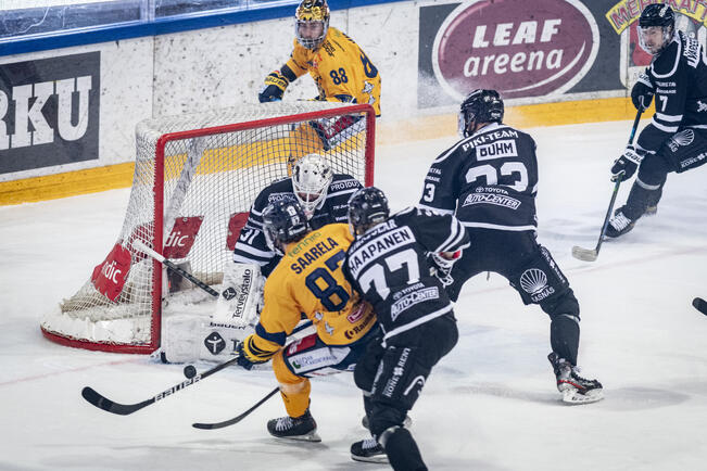 Aleksi Saarela vaihtaa TPS-paitaan.