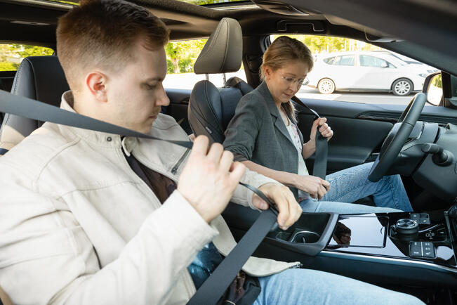 Vain oikein kiinnitetty turvavyö pelastaa. Turvavyön tulee olla napakasti kiinni, lantio-osa kiristettynä eikä vyö saa olla kierteillä. Olkanauhan on kuljettava keskellä olkapäätä, ei kainalon alla tai selän takana. 