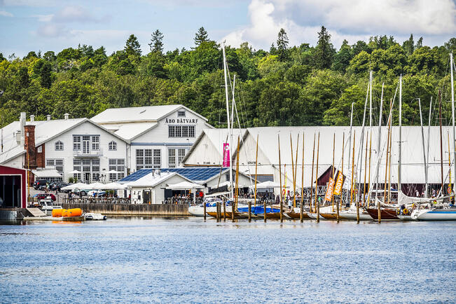 8mR-luokan MM-kisat näkyvät vahvasti muun muassa Forum Marinumin ympäristössä ja Ruissalon telakalla.