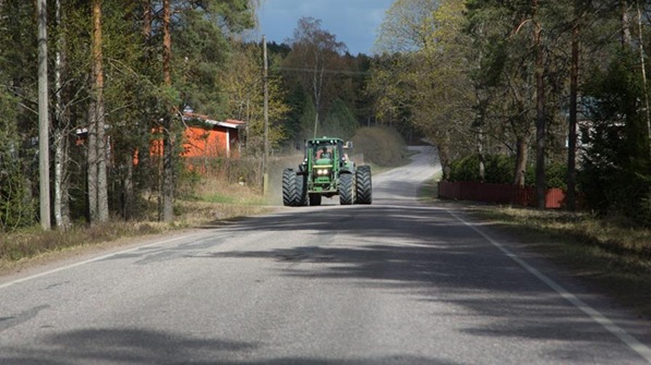 Ennen ison puimurin tai traktorin ohitusta kannattaa miettiä, onko sitä lainkaan tarpeellista ohittaa. 