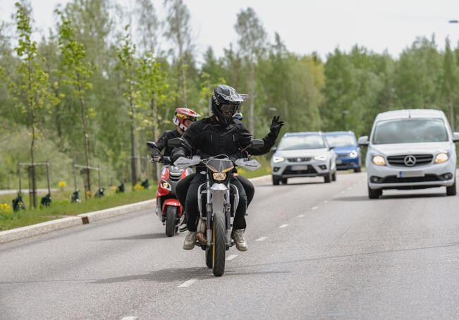 Kypärä on mopoilijan tärkein turvavaruste.