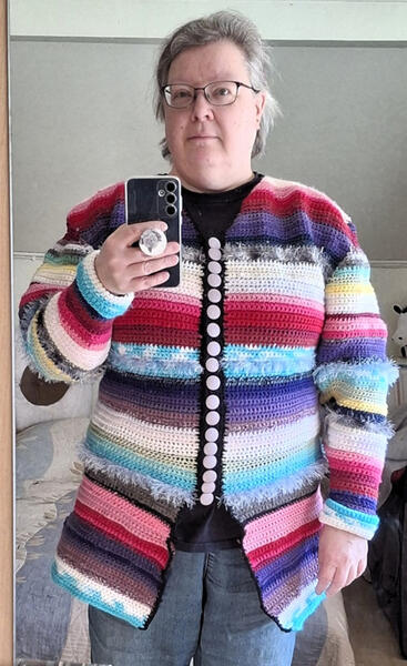 Birgit Hiironen virkkasi värikkään villatakin kirpputorilta ostamistaan jämälangoista.