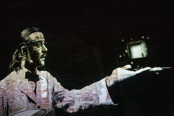 Näyttelijä Eetu Känkänen Kolmannen tilan esityksessä Raumzeit (2023).  
