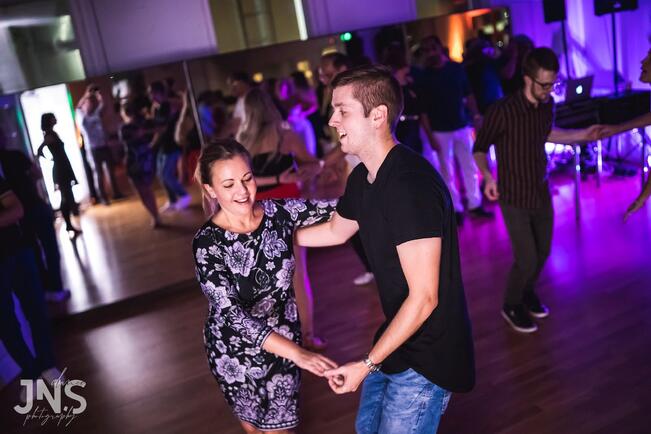 Salsa ja muut paritanssit ovat oiva tapa tutustua uusiin ihmisiin.