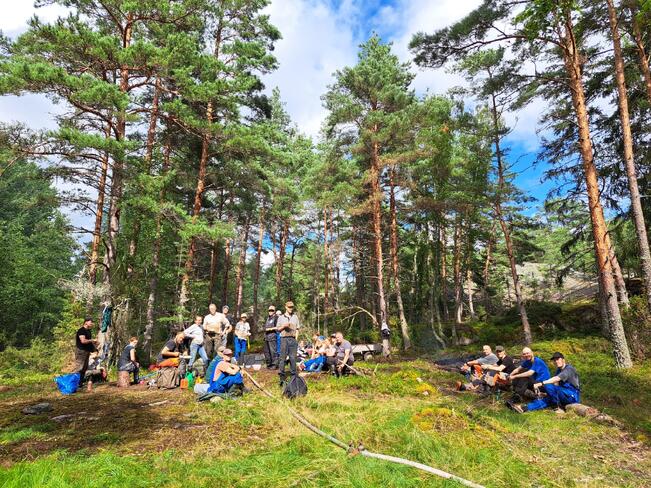 Talkooväki tauolla Saaristomeren kansallispuiston Pähkinaisten saarella. 