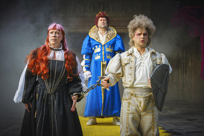 Ruotsin kuningas Eerik (Lari Halme) vangitsee Katariina Jagellonican (Kaisa Hela) ja Juhana Herttuan (Antti Lang) Gripsholmin linnaan.