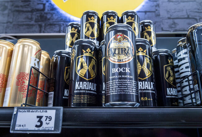 Alkoholijuomien myynti päivittäistavarakaupassa vähenee, vaikka saatavuutta on lisätty.