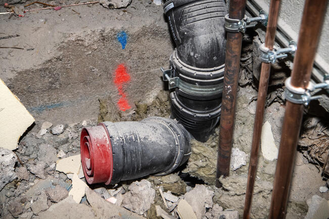 Nykyään lähes kaikki viemärit talon sisällä ovat muovisekoitetta. Metalliviemäreitä käytetään vähän.