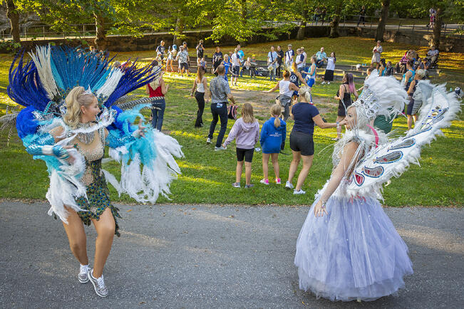 Karnevaalisamban kokeilutunti järjestetään Vartiovuorenmäellä. Kuva on vuodelta 2021.