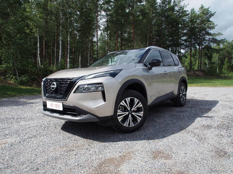 Uudistunut Nissan X-Trail e-4rce yhdistelee sähköauton ja polttomoottorin ominaisuuksia uudella tavalla. 