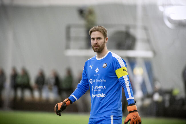 Eino-Iivari Pitkälä kuritti TPS:n maalille palannutta Olli Hakanpäätä.