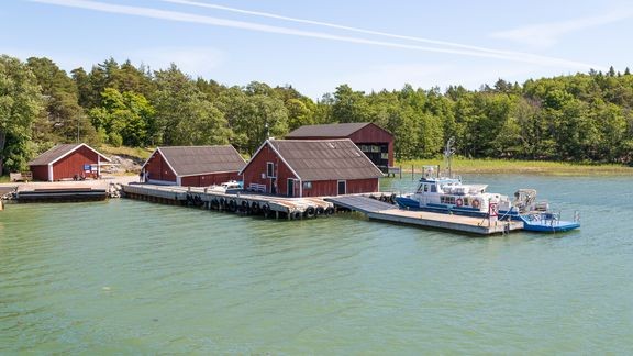  Seilin saaren venelaituri ja tutkimusvene Aurelia.