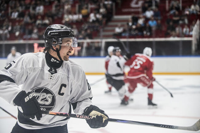 Tarmo Reunanen esiintyi TPS:n paidassa kapteenin C-kirjain rinnassaan.