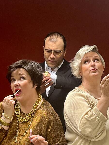 Kultatytöt Minna Kivelä, Manoel Pinto ja Leena Rousti. 