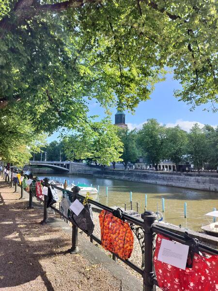 Operaatio Ruokakassi ry on tehnyt ruoka-apuaiheisen installaation Turun Vähätorille. 